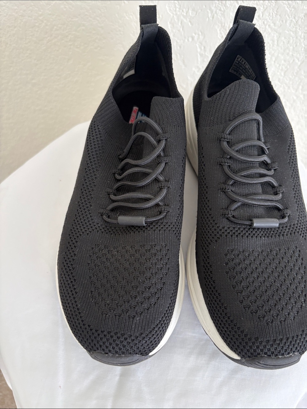 Women’s black knit Sketchers Slip on Sneakers Size 8